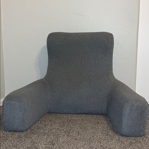 Seated pillow with pockets